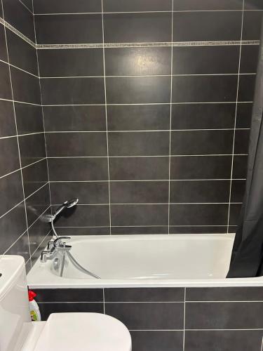 une salle de bain avec une baignoire blanche et des toilettes dans l'établissement studio confortable, à Cannes