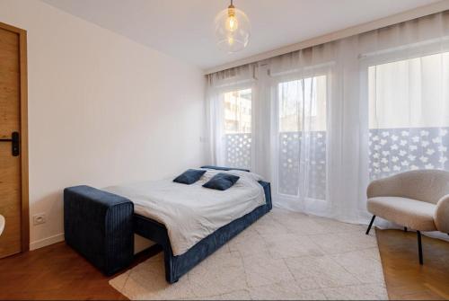 une chambre avec un lit et une grande fenêtre dans l'établissement Charmant appartement proche Disney avec Parking, à Montévrain