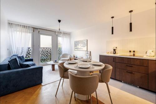 une cuisine et un salon avec une table et des chaises dans l'établissement Charmant appartement proche Disney avec Parking, à Montévrain