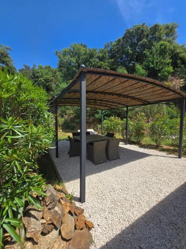 - un pavillon en bois avec une table de pique-nique dans le jardin dans l'établissement La Croix-Valmer, La ferme, Le Vergeron, entre terre et mer, à La Croix-Valmer