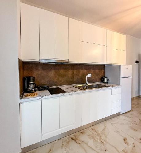 Kuchyň nebo kuchyňský kout v ubytování ODORE DI MARE APARTMENTs