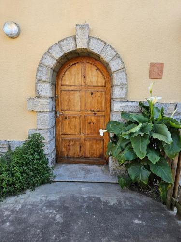 - une porte en bois avec une arche dans un bâtiment dans l'établissement L'Horizon de la cité, à Carcassonne