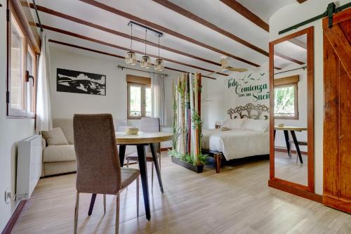 a living room with a table and a bed at Bodega La Tomata in Cihuri