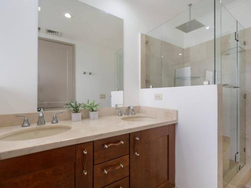 Un baño de Carao T1-2 Luxury Apartment- Reserva Conchal