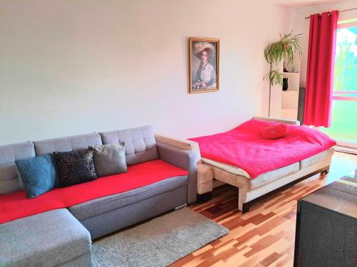 una sala de estar con un sofá y una mesa en Stronska, en Wroclaw