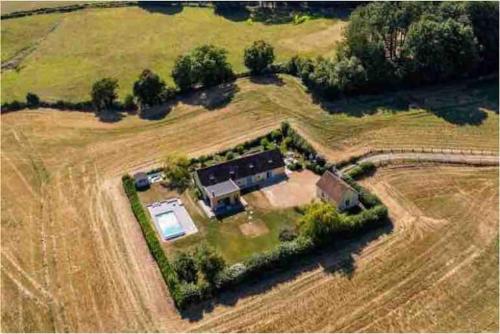 Magnifique longère du Perche avec vue panoramique et piscine pour 9 personnes