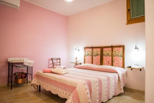 a bedroom with a bed and a chair at Masseria Acquasalsa B&B TURISMO RURALE mini appartamenti STANDARD in Agnone