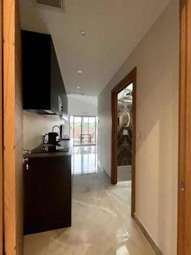 une cuisine avec un évier et un plan de travail dans l'établissement EHDΞN Biarritz Arbonne, à Arbonne