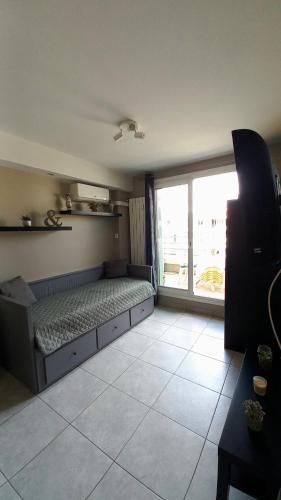 une chambre avec un lit et une grande fenêtre dans l'établissement Nice flat near sea and center, à Nice