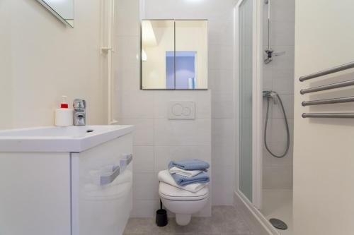 une salle de bain avec toilettes, lavabo et douche dans l'établissement Nice flat near sea and center, à Nice