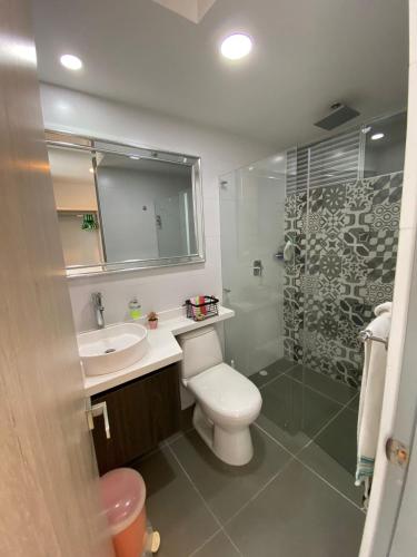 a bathroom with a toilet and a sink and a shower at Apartamento in Pereira