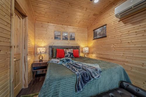 Katil atau katil-katil dalam bilik di The Bear Necessities Cabin with Hot Tub on the Brow