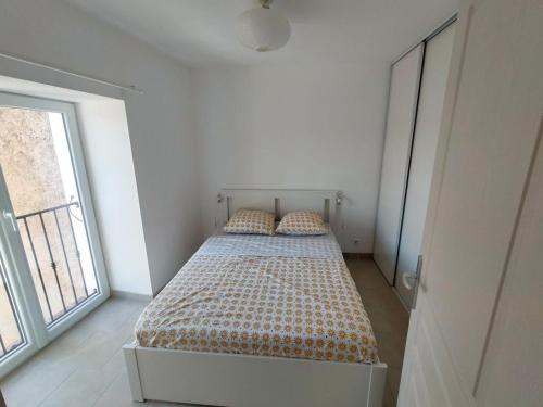 une chambre avec un lit dans une pièce avec une fenêtre dans l'établissement appartement avec terrasse et vue dégagée, à Villecroze