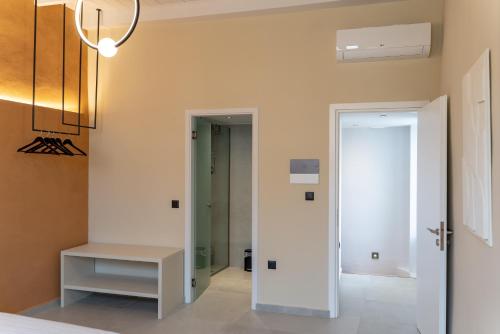 un pasillo con una puerta que conduce a una habitación en ARCH HOME, luxury property with private parking, en La Canea