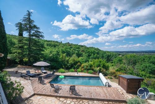 une piscine extérieure avec une table et des chaises et une table dans l'établissement Agréable maison avec piscine proche des Cévennes, à Rochegude