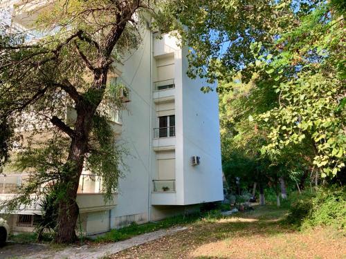 Το κτήριο όπου στεγάζεται  το διαμέρισμα