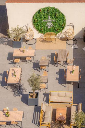 an overhead view of a patio with tables and chairs at Novotel Suites Paris Montreuil Vincennes in Paris