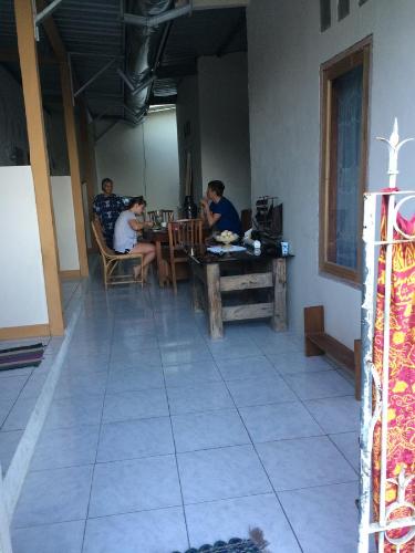 a group of people sitting at tables in a room at Jeges Homestay in Senggigi 