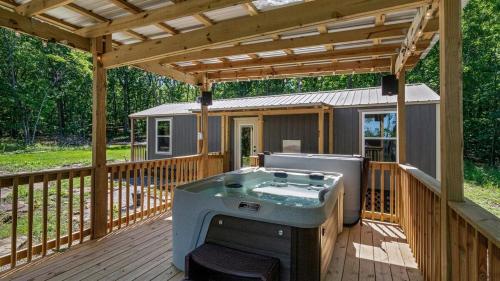Gambar di galeri bagi The Bear Necessities Cabin with Hot Tub on the Brow di Fort Payne