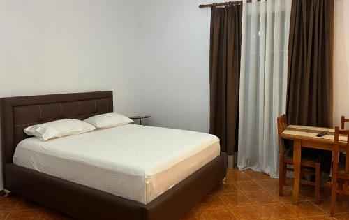 Ένα ή περισσότερα κρεβάτια σε δωμάτιο στο Modern Seaside Stay with Sunset Views & Private Balcony