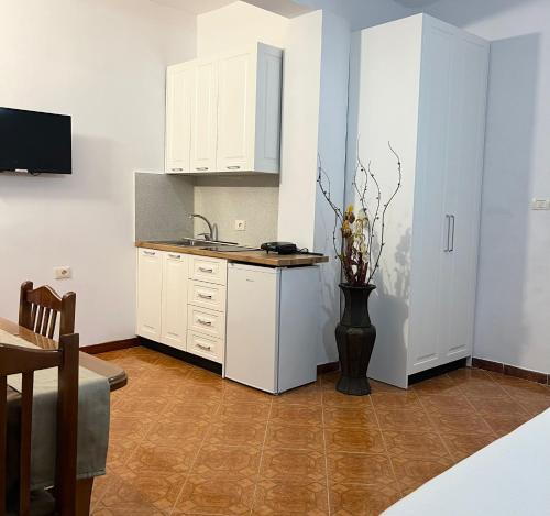 Η κουζίνα ή μικρή κουζίνα στο Modern Seaside Stay with Sunset Views & Private Balcony