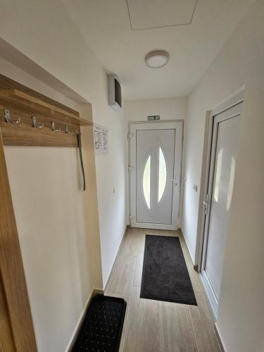 a hallway with a door with a rug in front of it at Apartman Studio Sunce in Užice