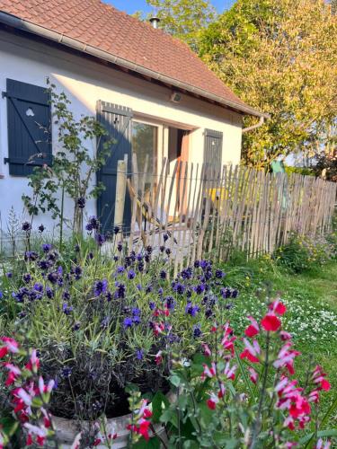 un jardin fleuri devant une maison dans l'établissement Charmante maisonnette, à La Celle-sous-Gouzon