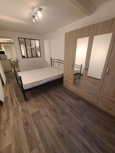 - une chambre avec un lit et une porte coulissante dans l'établissement Appartement T2 à 100m du port, à La Seyne-sur-Mer