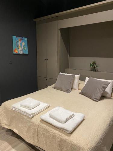 a bedroom with a bed with two towels on it at Edificio Pantera - Soñar es crear in San Martín de los Andes