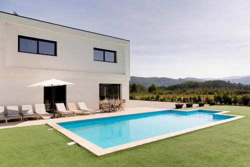 a house with a swimming pool in the yard at Casa dos Mirtilos Draper T6 in Celorico de Basto