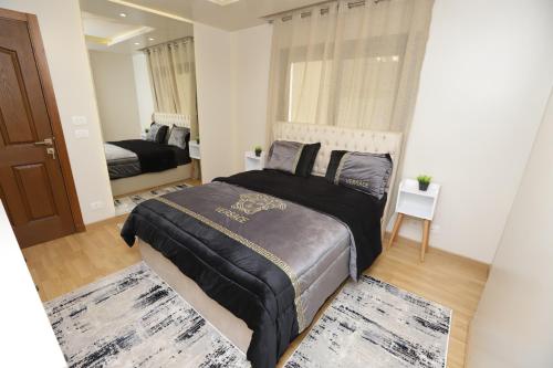 Ένα ή περισσότερα κρεβάτια σε δωμάτιο στο Irama House -Luxury Sea View Apartment in Alexandria