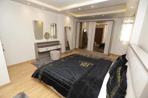 Ένα ή περισσότερα κρεβάτια σε δωμάτιο στο Irama House -Luxury Sea View Apartment in Alexandria