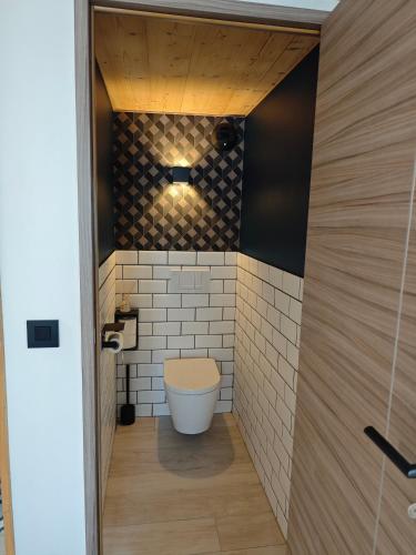 a bathroom with a toilet in a room at Un Coin De Gîtes in Sciez