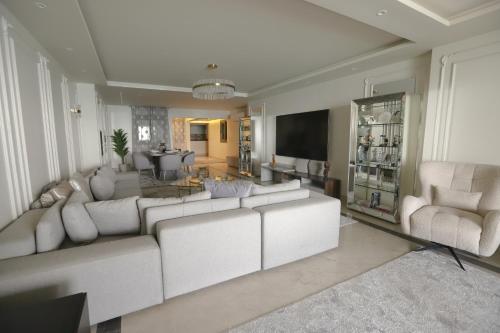 Χώρος καθιστικού στο Irama House -Luxury Sea View Apartment in Alexandria