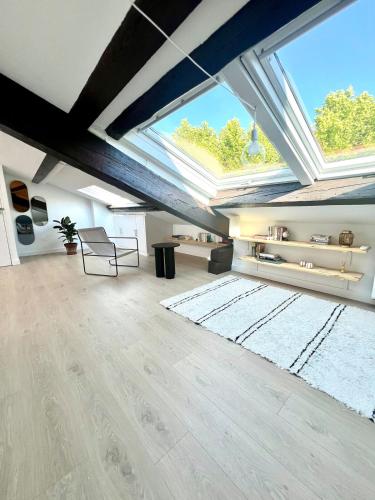 an attic living room with a large skylight at T2 sous les toits, entre gare et centre-ville, Grands buffets in Narbonne