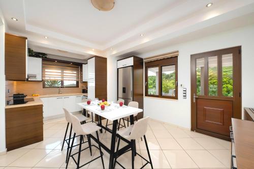Kuchyň nebo kuchyňský kout v ubytování Sunlight Villa Mit Beheiztem Pool