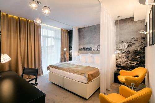 Un pat sau paturi într-o cameră la Pytloun Grand Hotel Imperial