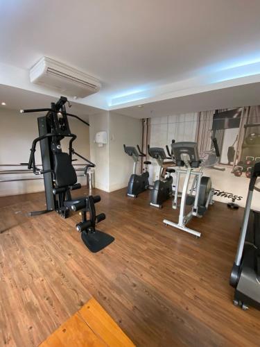 a gym with several exercise bikes and treadmills at Flat Hilton inn - Belo Horizonte 1005 in Belo Horizonte