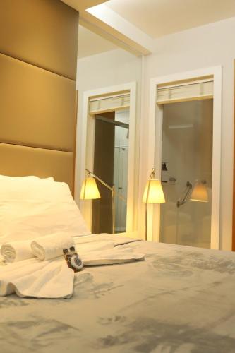 a bedroom with a bed with a remote control on it at Flat Hilton inn - Belo Horizonte 1005 in Belo Horizonte