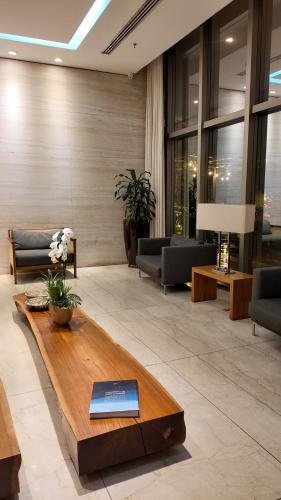 a lobby with a coffee table in the middle at Flat Hilton inn - Belo Horizonte 1005 in Belo Horizonte