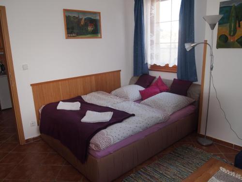 سرير أو أسرّة في غرفة في Apartmány Tisá 452