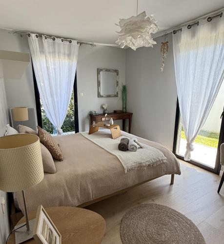 une chambre avec un grand lit avec une grande fenêtre dans l'établissement Maison Goa Portsall, à Ploudalmézeau