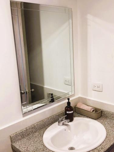 a bathroom sink with a large mirror above it at Departamento cerca Solca, Embajada Americana y Estadio Atahualpa con vista al COTOPAXI y la CIUDAD in Quito