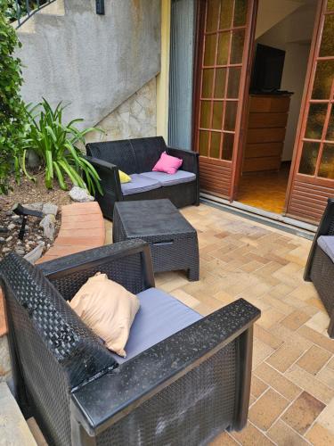 Photo de la galerie de l'établissement Roquebrune-Cap-Martin - Charmant 2 pièces - Vue Mer - Terrasse- Parking - Proximité Monaco et Plages, à Roquebrune-Cap-Martin