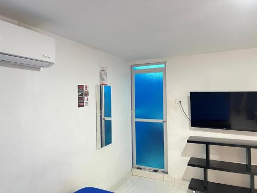 库库塔Hotel 7的客房设有平面电视和窗户。
