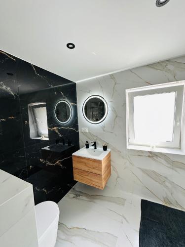 a bathroom with a black and white marble wall at Górski Przylądek in Jugów