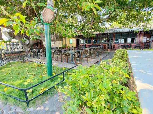 a clock on a pole in front of a restaurant at Hotel Casa Miramar in Tamanique