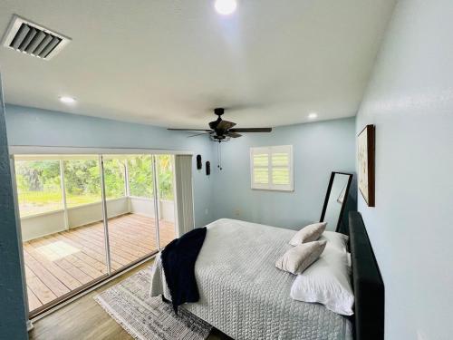 En eller flere senge i et værelse på LakeSide Story