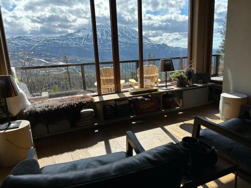 Una sala de estar con vista a la montaña. en Apartment with a fantastic view to Gaustatoppen, en Gaustablikk