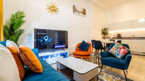 a living room with a blue couch and chairs at Mega7 Spacious 2Bedroom Apartment, 2 Bathrooms, Balcony and Free Parking in Manchester